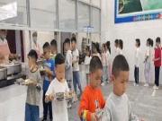 Giáo dục - du học - Tự xếp hàng lấy đồ ăn trưa, biểu cảm &quot;căng thẳng&quot; của học sinh tiểu học khiến ai nấy cười ngất