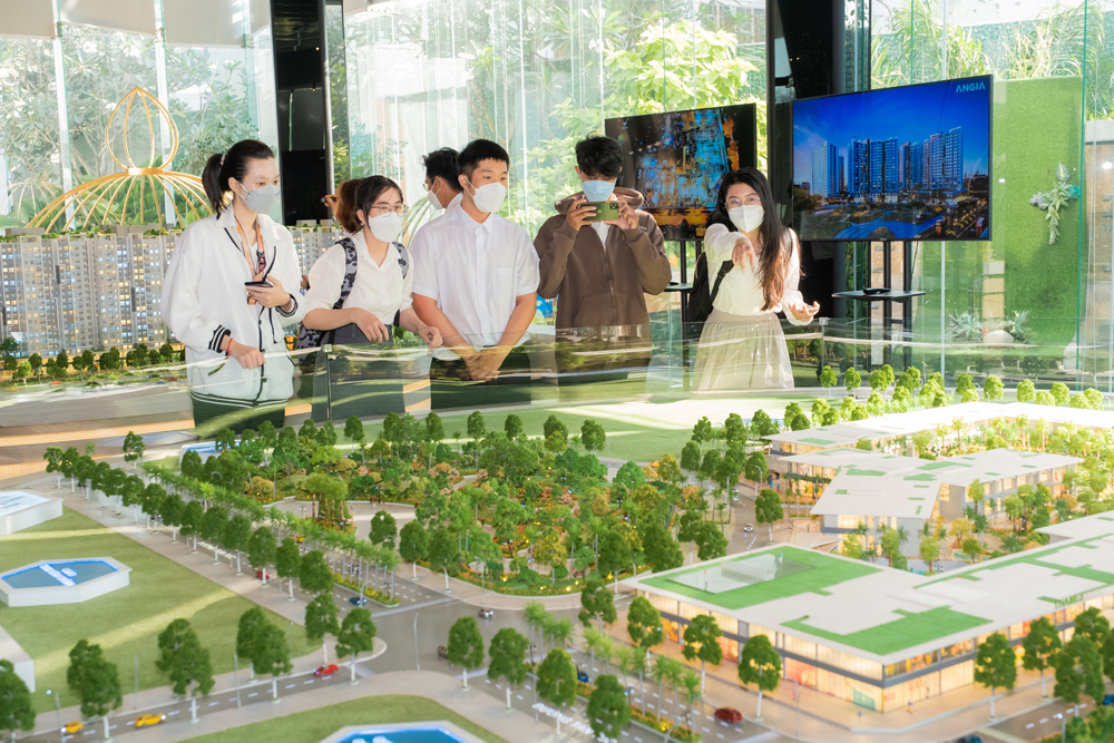 Người mua tìm hiểu dự án Westgate tại Bình Chánh. Ảnh: An Gia