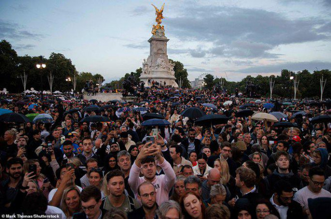 Hàng ngàn người dân Anh đã tập trung bên ngoài Điện Buckingham và những tòa nhà hoàng gia khác vào tối 8-9 (giờ địa phương). Ảnh: Shutterstock