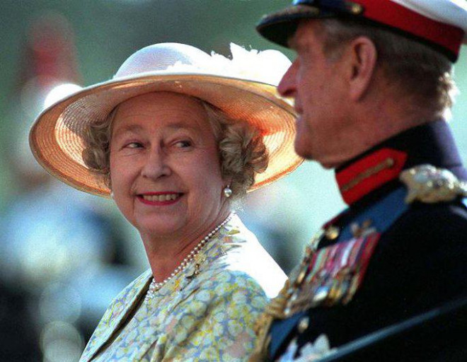 Vợ chồng Nữ hoàng Elizabeth II năm
1996. Ảnh: Reuters