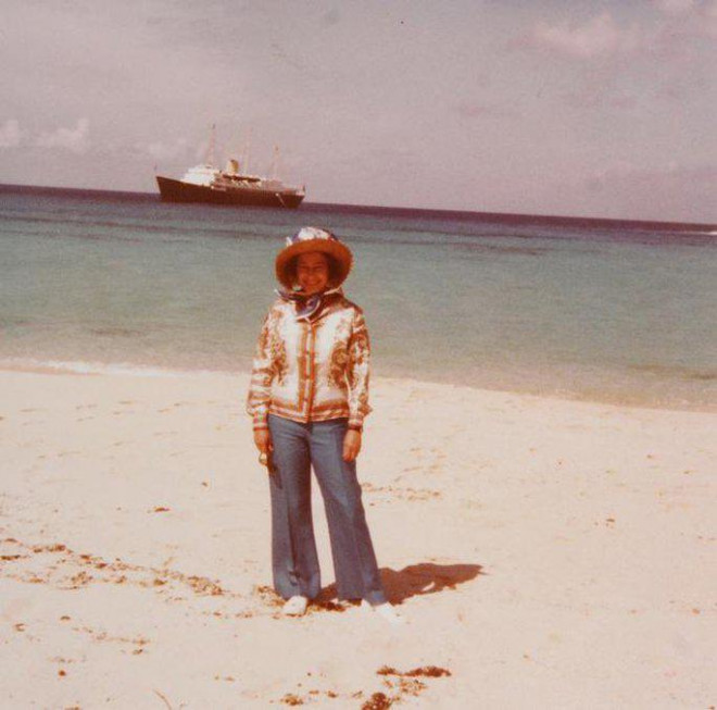 Ảnh chụp những năm 1970 cho thấy Nữ
hoàng Elizabeth II đứng tại một bãi biển không rõ vị trí. Ảnh:
Reuters