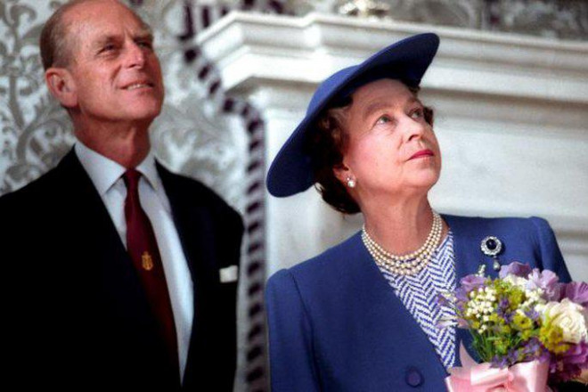 Nữ hoàng Elizabeth II tại bảo tàng
hàng hải ở London ngày 1-5-1990. Ảnh: Reuters