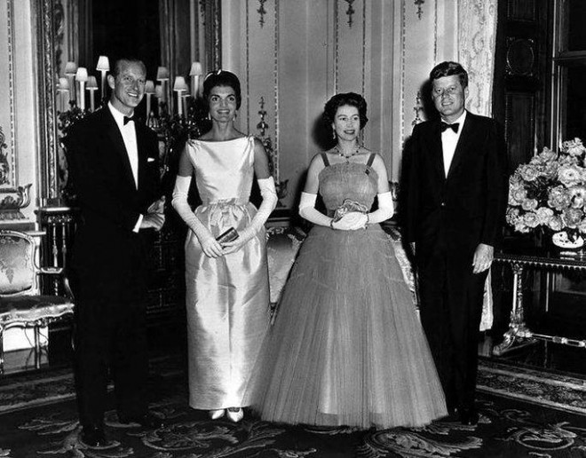 Vợ chồng Nữ hoàng Elizabeth II chụp
ảnh cùng vợ chồng Tổng thống Mỹ John F. Kennedy tại London ngày
5-6-1961. Ảnh: Reuters