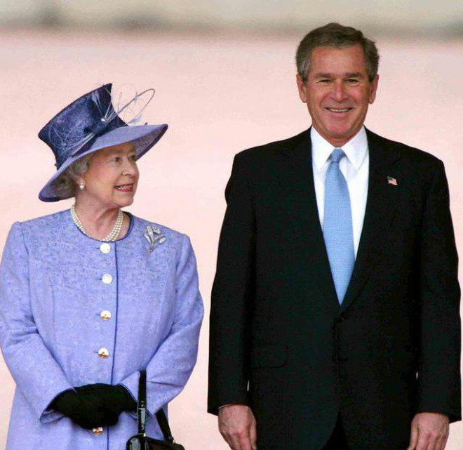 Tổng thống George W. Bush đứng cạnh
Nữ hoàng Elizabeth II tại Điện Buckingham năm 2003. Ảnh:
Reuters