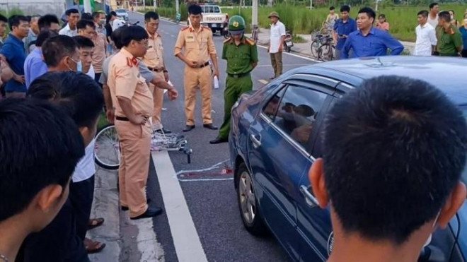 Khởi tố thầy dạy lái đi uống nước để nữ học viên tự lái xe tông chết bé gái - 1