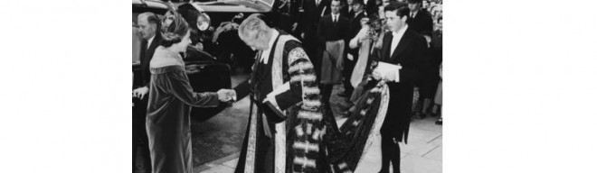 Năm 1960, Thủ tướng Harold Macmillan,
người cũng từng là Hiệu trưởng Đại học Oxford, chào mừng Nữ hoàng
Elizabeth II đến thăm ngôi trường. Ảnh: BBC