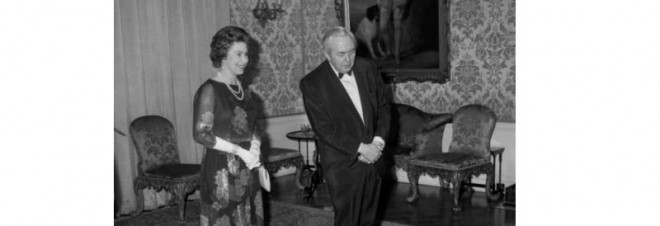 Nữ hoàng Elizabeth II với Thủ tướng
Harold Wilson tại Phố Downing năm 1976. Ảnh: BBC