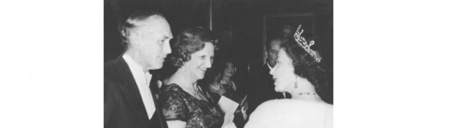 Nữ hoàng Elizabeth II trò chuyện với
Thủ tướng Alec Douglas-Home và phu nhân trong một bữa tiệc vào năm
1964. Ảnh: BBC