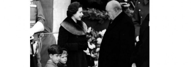Nữ hoàng Elizabeth II cùng Thái tử
Charles, Công chúa Anne gặp Thủ tướng Winston Churchill vào năm
1953. Ảnh: BBC