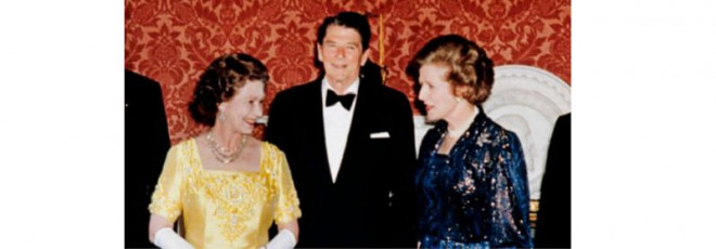 Nữ hoàng Elizabeth II và Thủ tướng
Margaret Thatcher (phải) chiêu đãi tiệc Tổng thống Mỹ Ronald Reagan
tại Cung điện Buckingham năm 1984. Ảnh: BBC