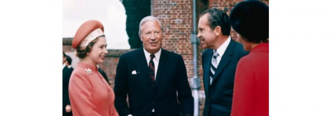 Năm 1970, Nữ hoàng Elizabeth II và
Thủ tướng Edward Heath (thứ hai từ trái sang) tiếp Tổng thống Mỹ
Nixon và phu nhân. Ảnh: BBC