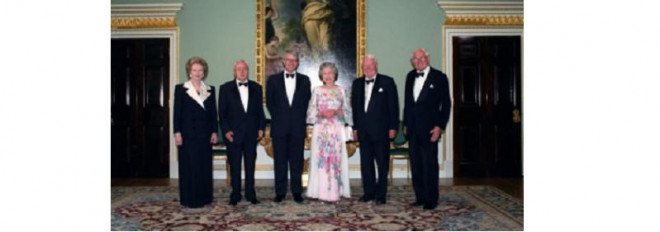 Nữ hoàng Elizabeth II và các Thủ
tướng Anh: Margaret Thatcher, Harold Wilson, John Major (thứ ba từ
trái sang), Edward Heath và James Callaghan vào năm 1992. Ảnh:
BBC