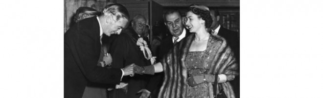 Nữ hoàng Elizabeth II bắt tay Thủ
tướng Anthony Eden vào năm 1956. Ảnh: BBC