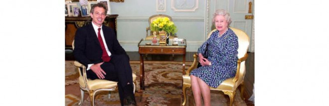 Nữ hoàng Elizabeth II và Thủ tướng
Anh Tony Blair tại Cung điện Buckingham năm 2002. Ảnh: BBC