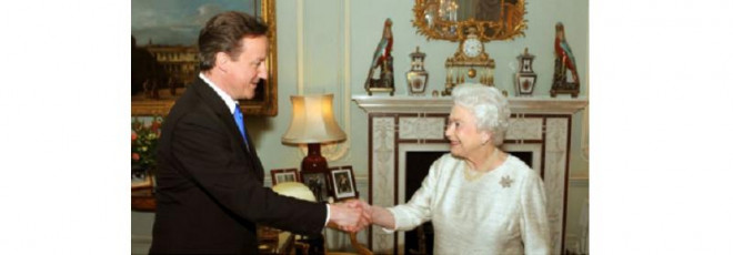 Năm 2010, Nữ hoàng Elizabeth II tiếp
đón Thủ tướng Cameron tại Cung điện Buckingham, sau khi Đảng Bảo
thủ do ông lãnh đạo giành được chiến thắng trong cuộc tổng tuyển cử
ở Anh. Ảnh: BBC