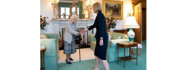 ngày 6 tháng 9 năm 2022, bà Liz
Truss, lãnh đạo mới của Đảng Bảo thủ, được mời đến Lâu đài Balmoral
ở Scotland để tiếp nhận bổ nhiệm Thủ tướng Anh từ Nữ hoàng
Elizabeth II. Ảnh: BBC