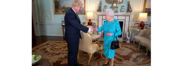 Năm 2019, ông Boris Johnson đến Cung
điện Buckingham để nhận lời bổ nhiệm Nữ hoàng Elizabeth II. Ảnh:
BBC