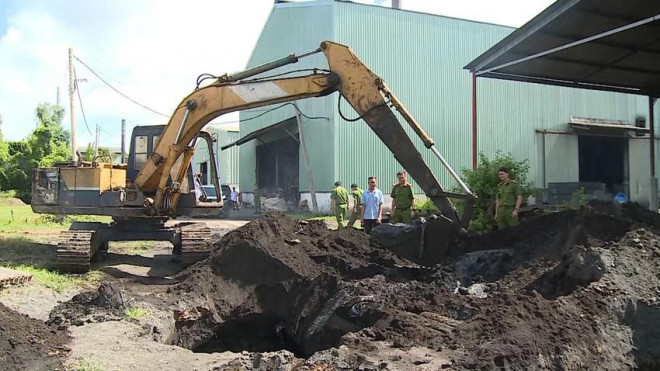 Cục Cảnh sát Môi trường phát hiện bãi chôn lấp chất thải nguy hại lớn ở Trà Vinh - 2