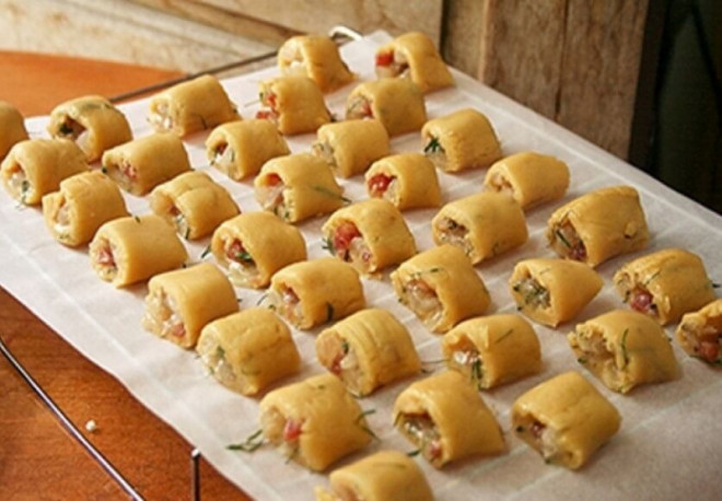 Bánh chả Hà Nội muốn ngon như bánh nướng phải tính thời gian thật chuẩn để nướng bánh mới vàng giòn mà không cháy. Ảnh minh họa.