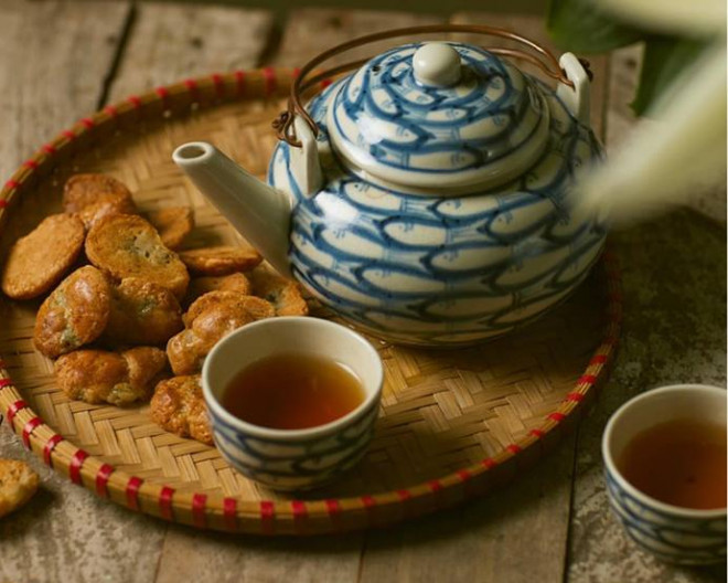 Thưởng thức miếng bánh chả cũng như bánh nướng, nên uống kèm với ly trà xanh, trà nhài mới thư thái. Ảnh minh họa.