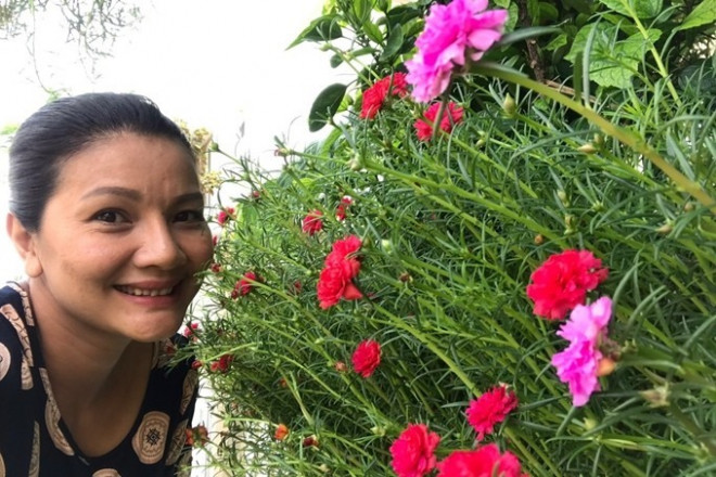 Vườn hoa được Kiều Trinh chăm sóc cẩn
thận.