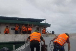 Tin tức trong ngày - Đang xử lý sự cố tàu chở hơn 1.000 tấn dầu có nguy cơ chìm ở biển Thái Bình