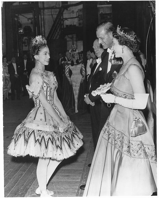 Vợ chồng Nữ hoàng Elizabeth II trò
chuyện với nữ diễn viên ba lê Margot Fonteyn năm 1958. Ảnh:
Reuters
