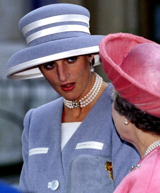 Nữ hoàng Elizabeth II trò chuyện với
Công nương Diana ở Westminster năm 1993. Ảnh: Reuters