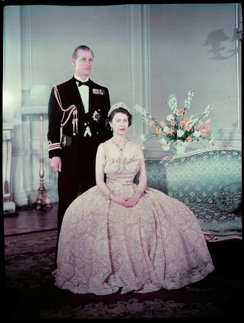 Vợ chồng Nữ hoàng Elizabeth II chụp
ảnh tại Điện Buckingham ở London năm 1952. Ảnh: Reuters