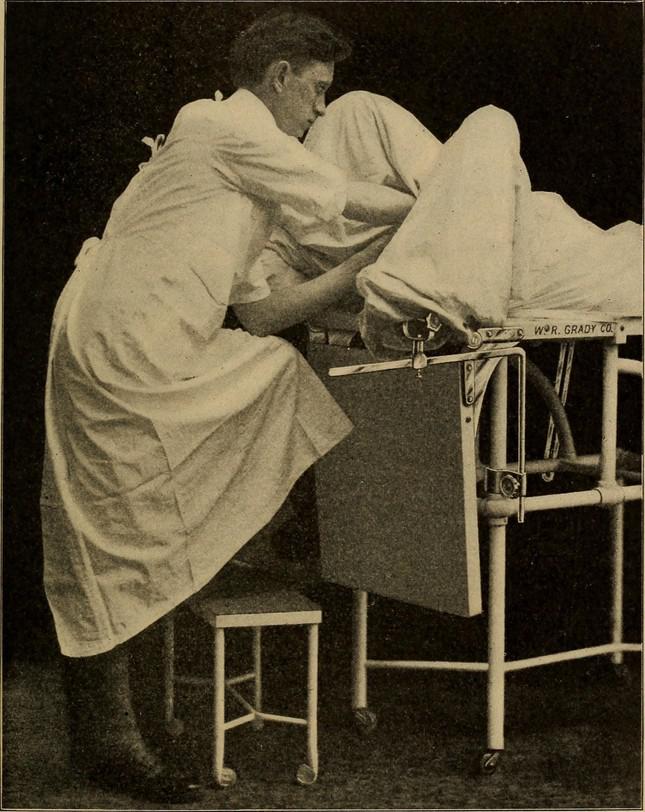 Khám phụ khoa tại New York (Mỹ), ảnh tư liệu năm 1905.