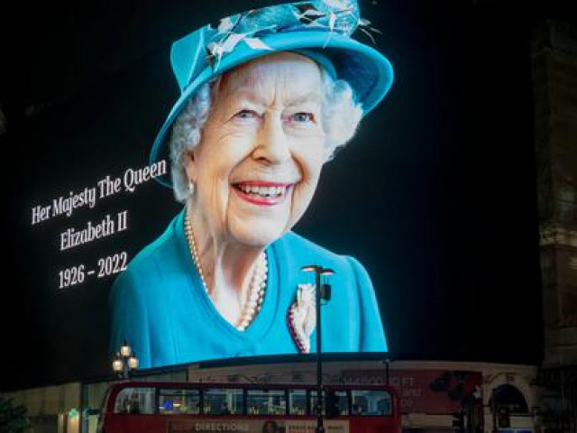 ẢNH: Người dân Anh đau buồn, tiếc thương Nữ hoàng Elizabeth II