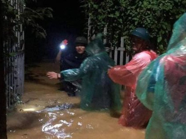 Hà Nội: Huy động bộ đội giúp dân sơ tán khỏi ngập lụt ở Chương Mỹ