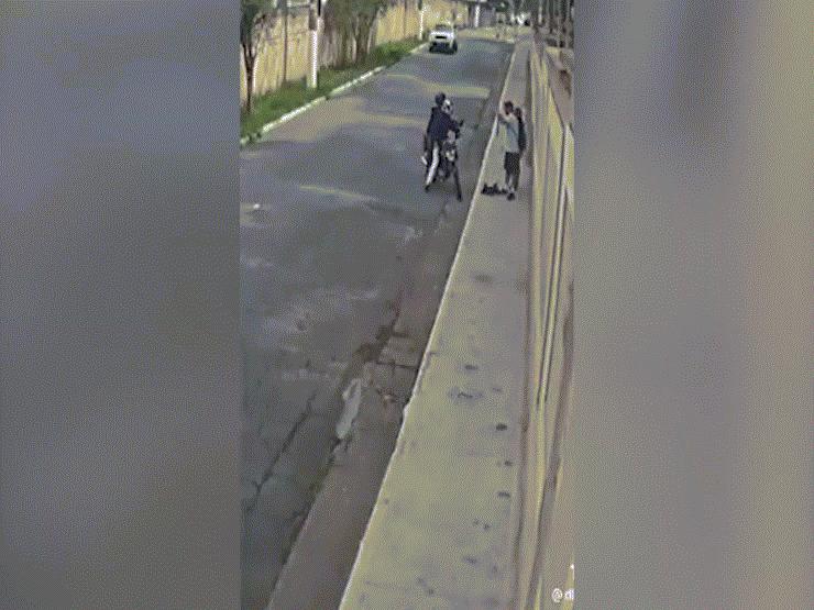 Clip: Hai thanh niên dùng súng ăn cướp, bị ô tô húc văng