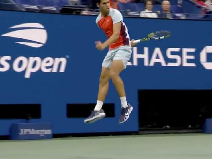 Thể thao - Clip nóng US Open: Alcaraz tung cú đánh "giấu vợt" sau lưng