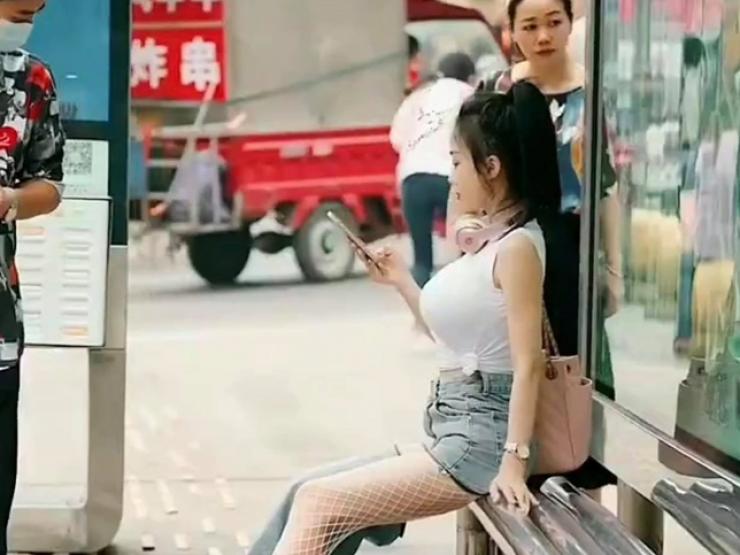 Loạt kiểu quần ”tan nát”, lộ cơ thể bất cân xứng ”gây náo loạn” nơi công cộng