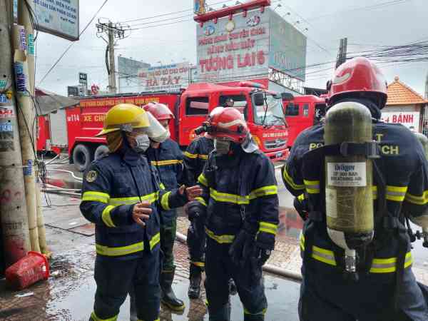 Vì sao công tác cứu nạn vụ cháy quán karaoke An Phú rất khó khăn? - 3