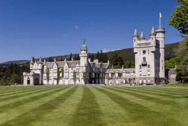 Lâu đài Balmoral toạ lạc tại Scotland. Năm
1852, Hoàng tử Albert đã mua lại khối bất động sản này và cho vợ
của mình - Nữ hoàng Victoria - mở rộng nơi đây thành Lâu đài nghỉ
dưỡng của Hoàng gia Anh.