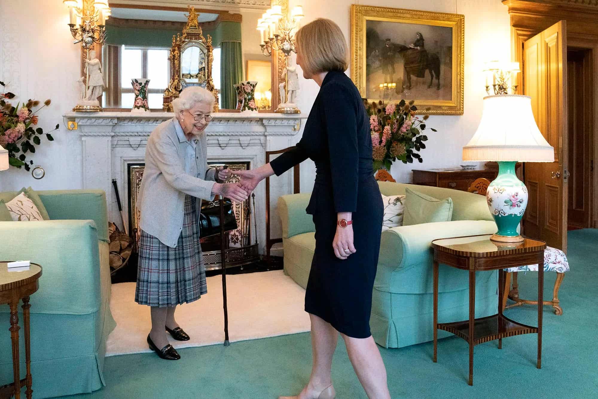 Nữ hoàng Anh Elizabeth II và tân Thủ tướng Anh Liz Truss trong cuộc gặp hôm 6/9. Ảnh: AP