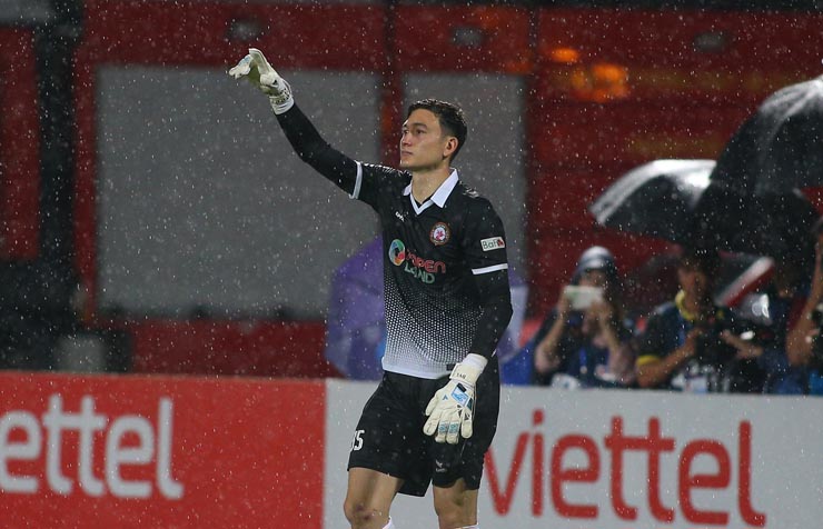 Thủ môn Văn Lâm tiếp tục tỏa sáng