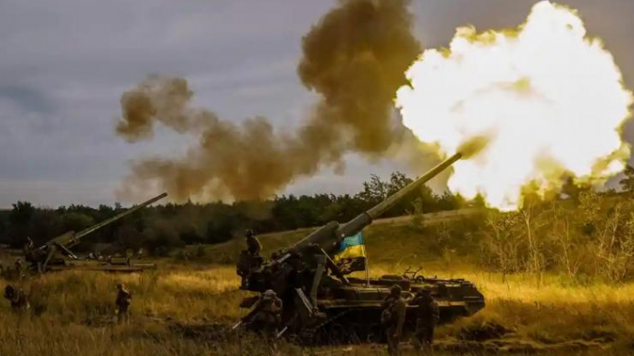 Binh sĩ Ukraine nã pháo trên chiến trường (ảnh: RT)