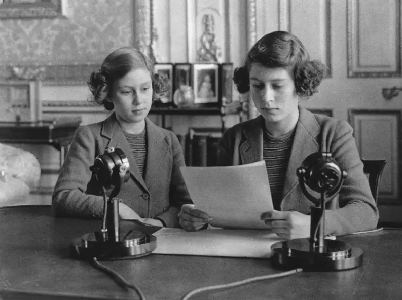 Khi Chiến tranh Thế giới thứ 2 nổ ra vào năm 1939, Nữ hoàng Elizabeth mới 13 tuổi. Lúc đó, Công chúa Elizabeth cùng em gái là Công chúa Margaret và mẫu thân quyết định ở lại nước Anh thay vì di tản tới Canada để tránh chiến sự.