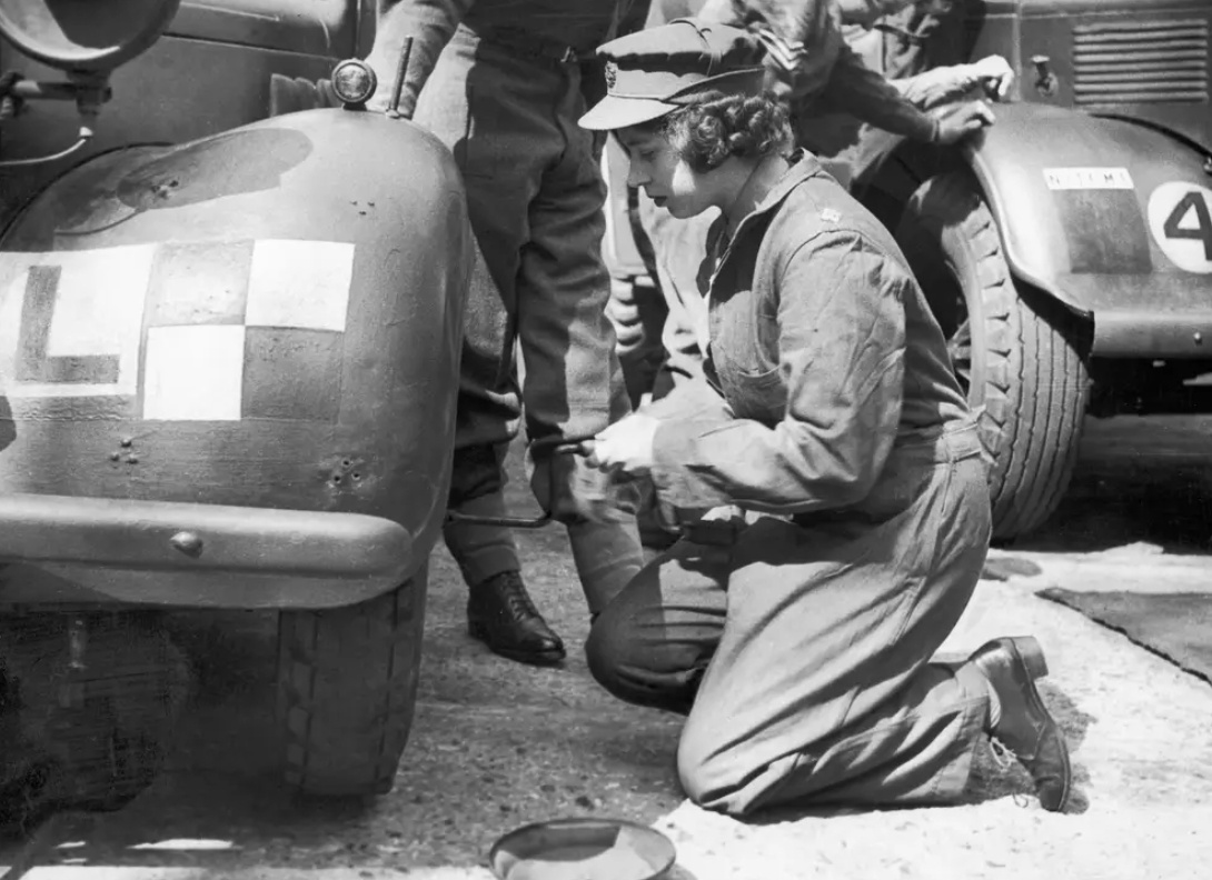 Ban đầu, Vua George VI phản đối ý định tham gia phục vụ trong Thế chiến II của con gái nhưng Công chúa Elizabeth đã thuyết phục phụ thân đồng ý. Dù đồng ý nhưng Vua George VI yêu cầu không được trao đặc quyền về cấp bậc trong quân đội Anh cho Công chúa Elizabeth. Thay vào đó, bà phải bắt đầu hoạt động trong quân ngũ như những phụ nữ trẻ khác.