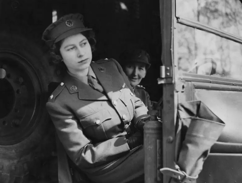Nữ hoàng Elizabeth là người duy nhất tại Anh được phép lái xe mà không cần có bằng lái như một phần trong những đặc quyền Hoàng gia dành cho vị quân chủ trị vì đất nước.