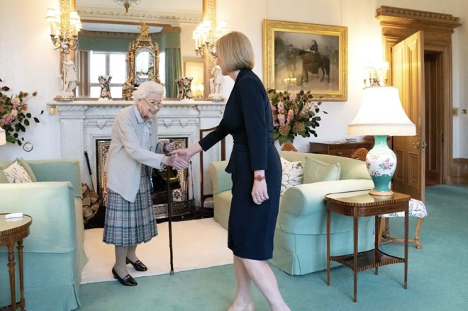 Hình ảnh&nbsp;cuối cùng của nữ hoàng Anh Elizabeth II khi tiếp tân Thủ tướng Anh Liz Truss.