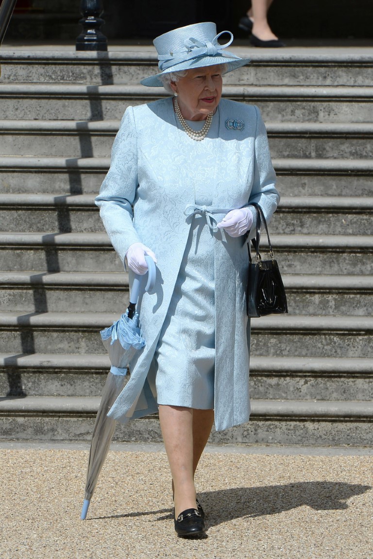 Nữ hoàng Elizabeth II và di sản thời trang quyền lực muôn đời - 10