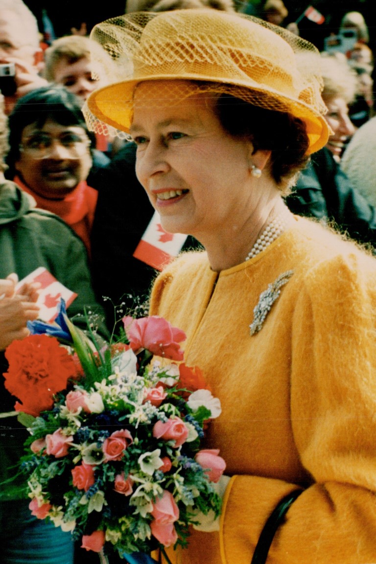 Nữ hoàng Elizabeth II và di sản thời trang quyền lực muôn đời - 4