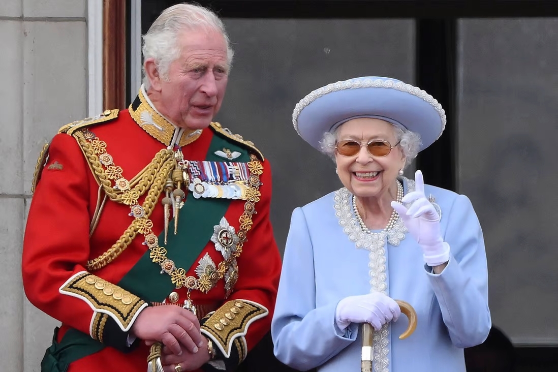 Nữ hoàng Anh Elizabeth II chụp ảnh cùng Thái tử Charles, nay là vua&nbsp;Anh (ảnh: Reuters)