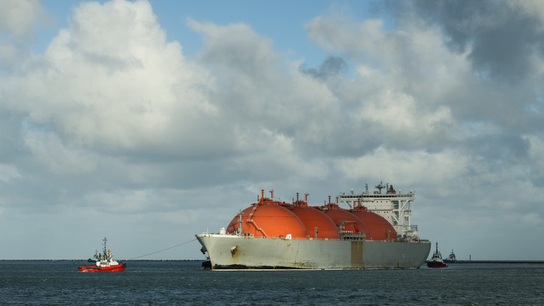 Tàu chở khí đốt hóa lỏng (LNG) nhập khẩu vào EU (ảnh: RT)