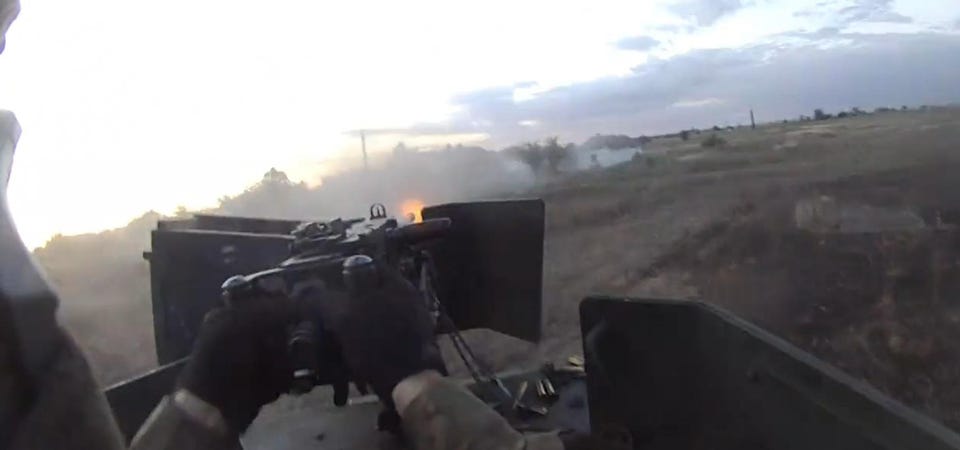 Binh sĩ Ukraine nã hỏa lực bằng súng máy hạng nặng M2 Browning.