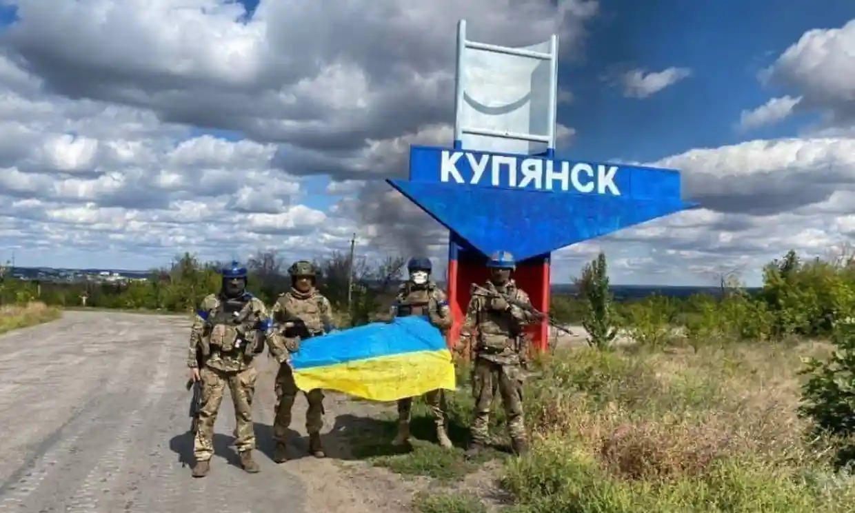 Nhóm binh sĩ Ukraine ở ngoại ô thành phố Kupiansk (ảnh: Reuters)